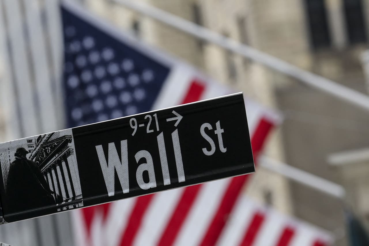 The S&P 500 and most of its stocks are heading in opposite directions at a record pace. What investors should know.