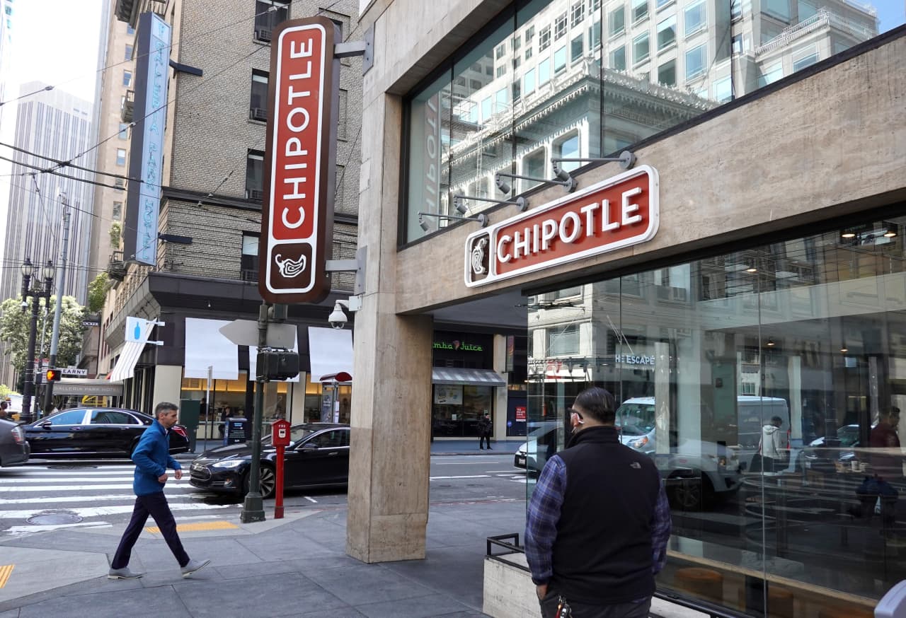 More diners are eating at Chipotle despite higher prices, bucking Wall Street&#x2019;s concerns about restaurants