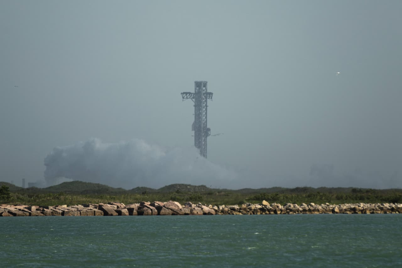 SpaceX postponed a crucial launch — and its stock went on to close below IPO price for second day