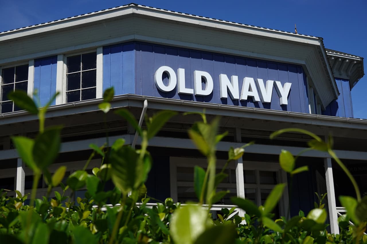 Gap and American Eagle shares both get crushed &#x2014; and neither retailer is blaming the economy