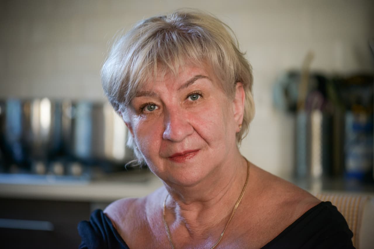 My friend, 62, earns $20,000 a year. Should she take Social Security now &#x2014; or claim survivor&#x2019;s benefit at 67?