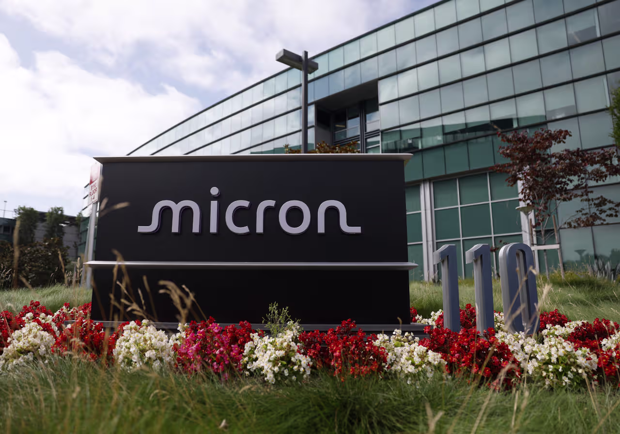 Micron’s stock falls but is spared the worst of the memory-chip selloff