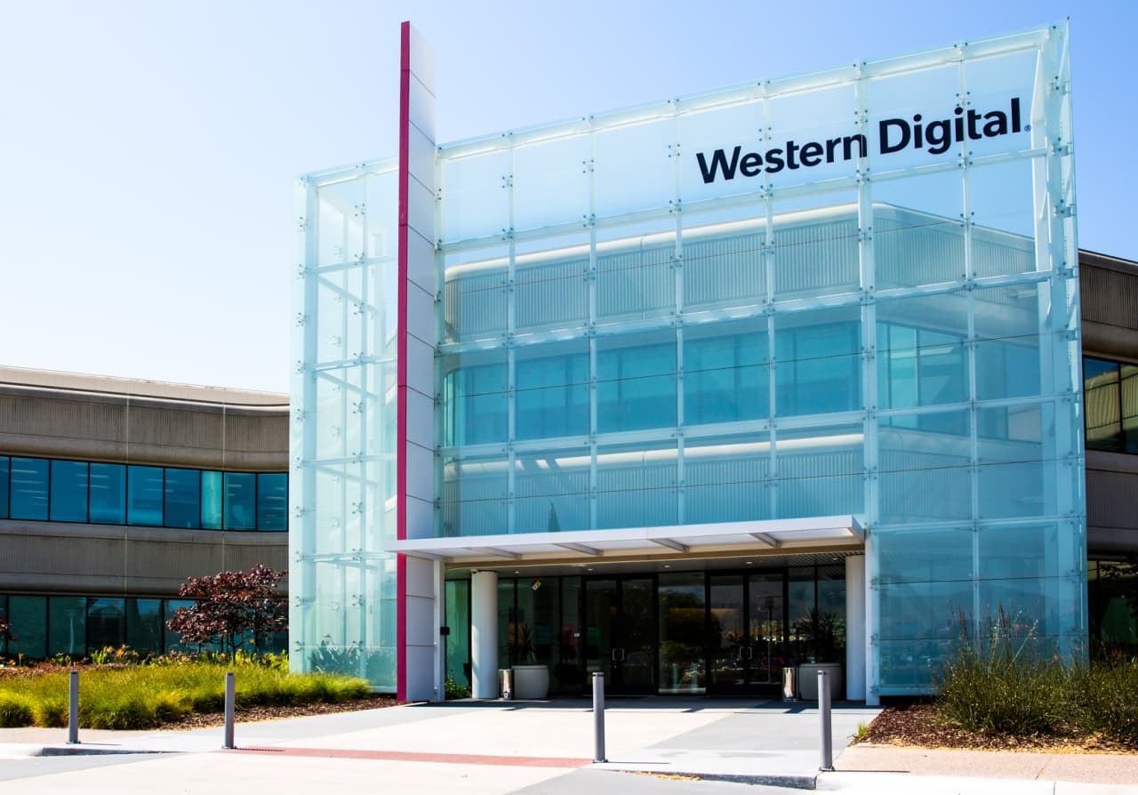 The memory trade is faltering as Western Digital&#x2019;s stock slides in the face of earnings beat