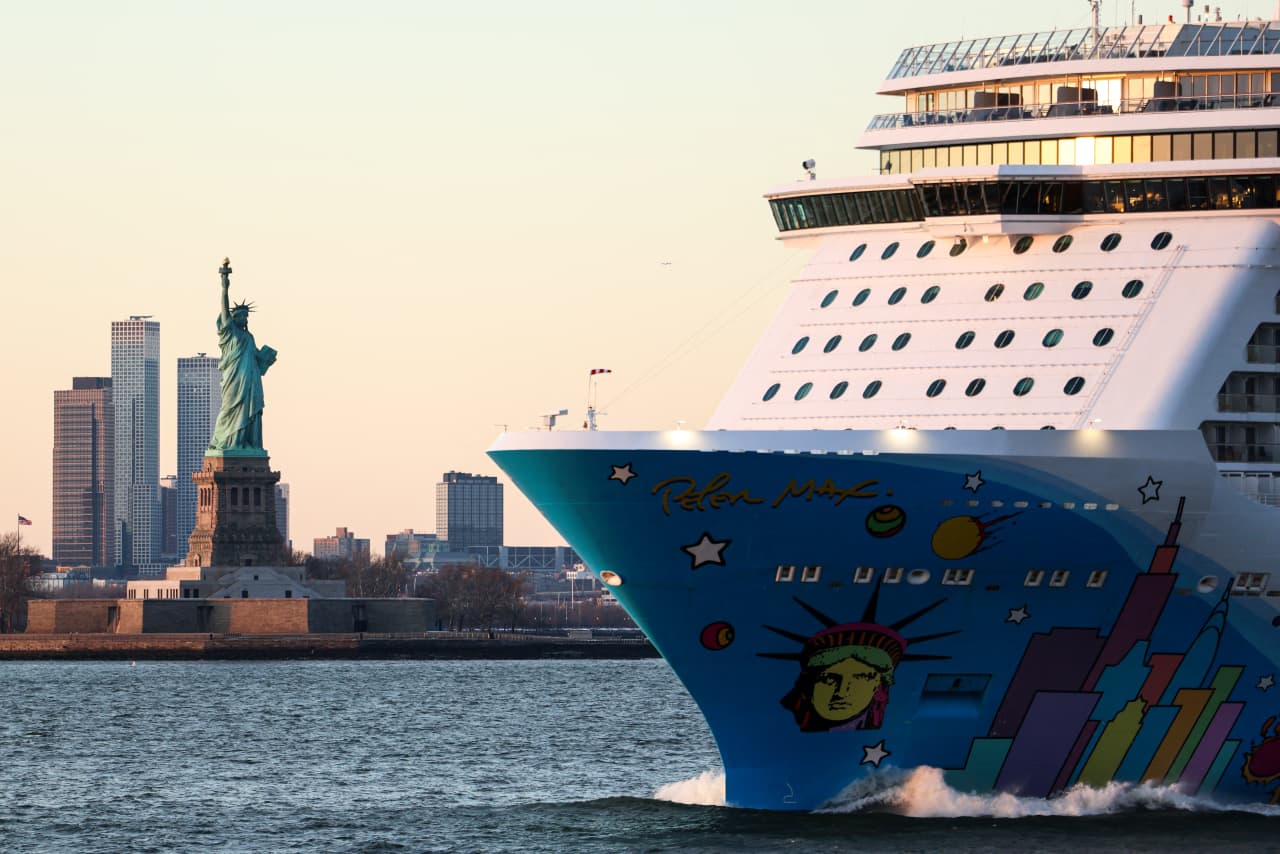 The unsinkable U.S. economy cruises on, despite headwinds from the Iran war