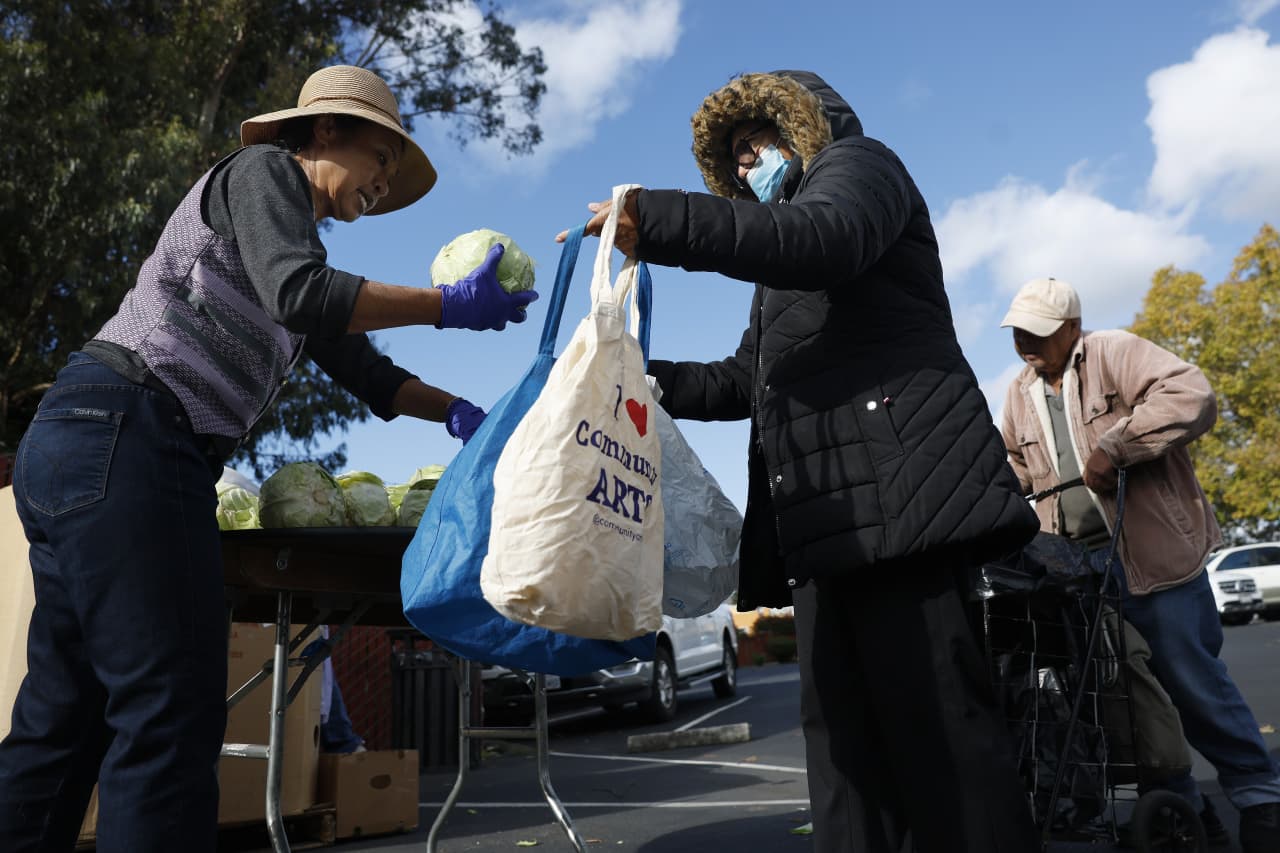 U.S. businesses hit the brakes on hiring and spending as Iraq war dims optimism over economy, Fed report finds