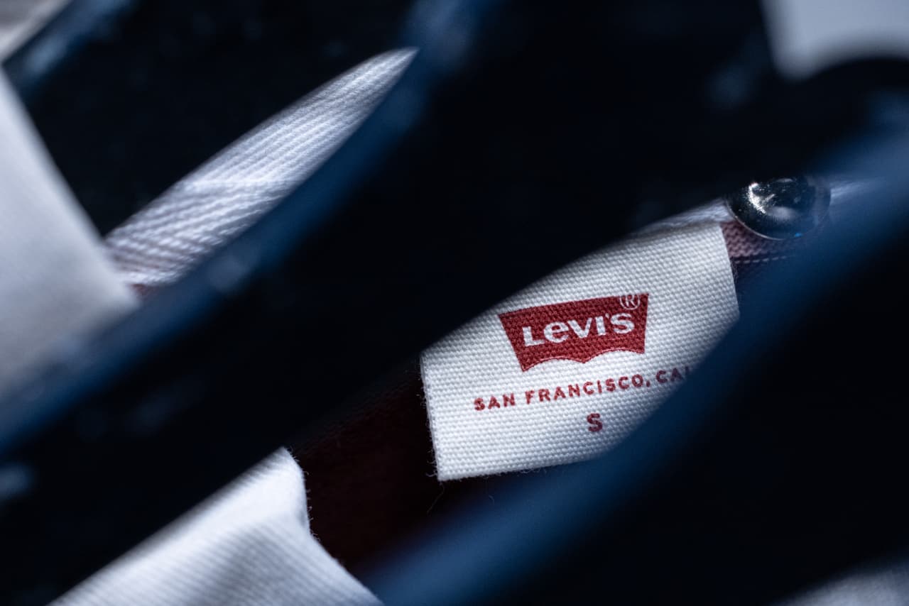 Levi&#x2019;s boosts its sales outlook, defying concerns about the impact of the Iran conflict