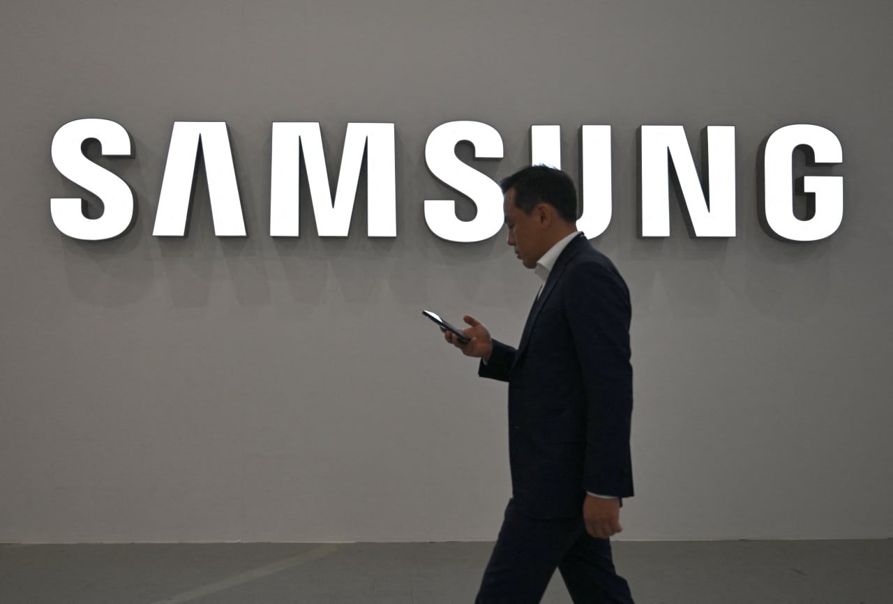 This chart tells the story of the hottest stock market in the world as Samsung Electronics reaches $1 trillion in market cap