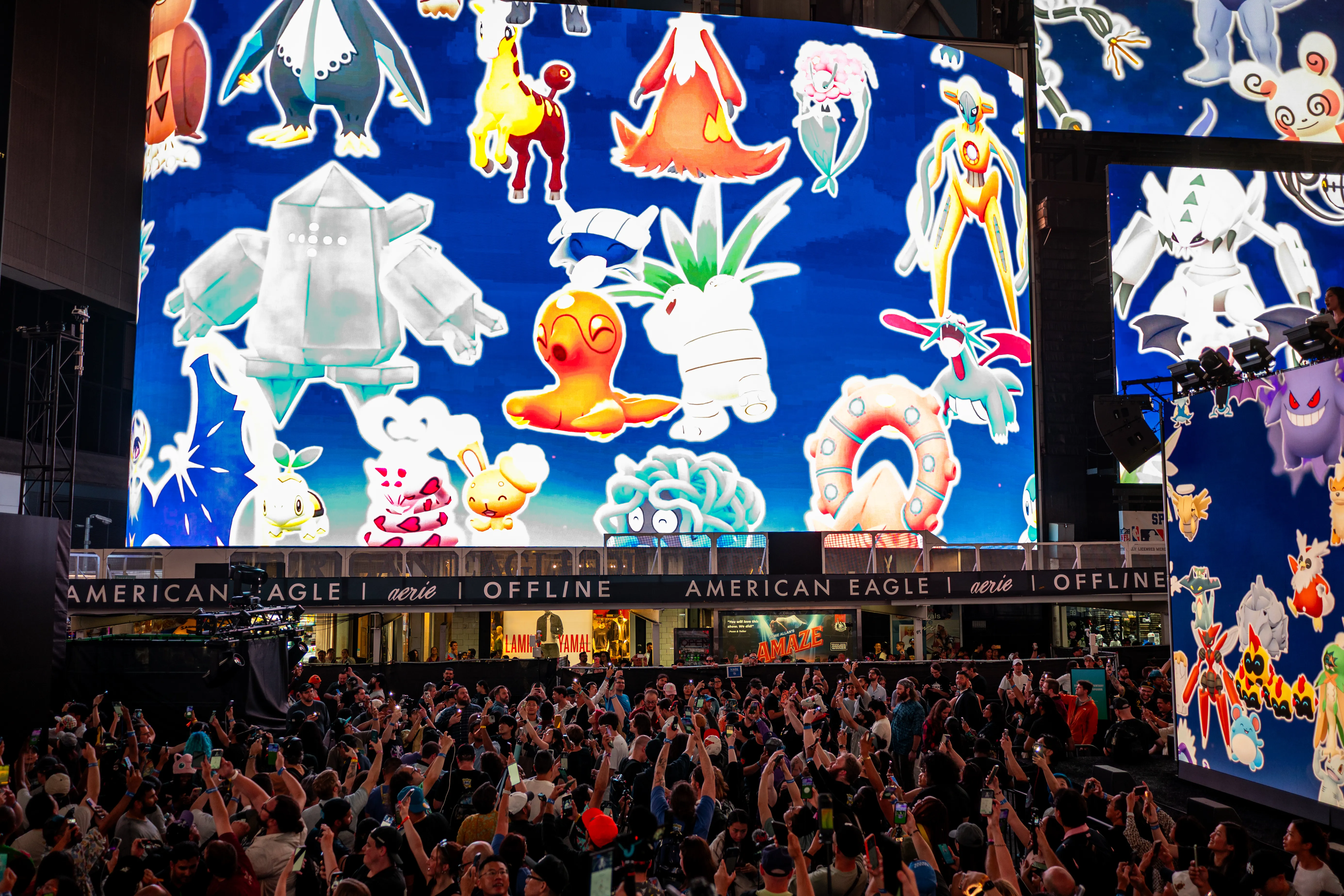 Thousands of ‘Pokémon Go’ Players Descend on Times Square to Defeat Mewtwo