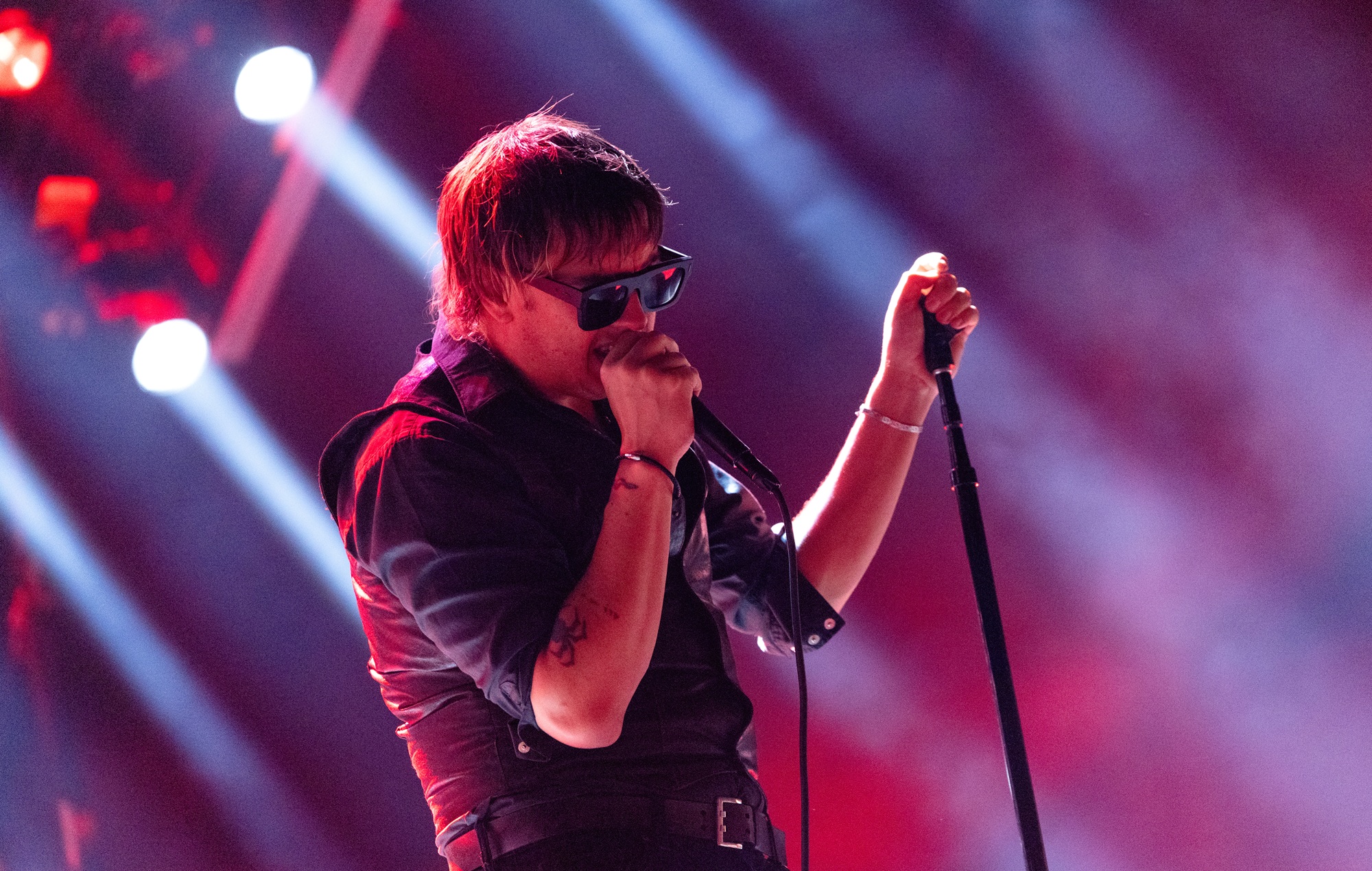 Watch The Strokes play new song &#8216;Going Shopping&#8217; live for first time after mailing it to fans on cassette