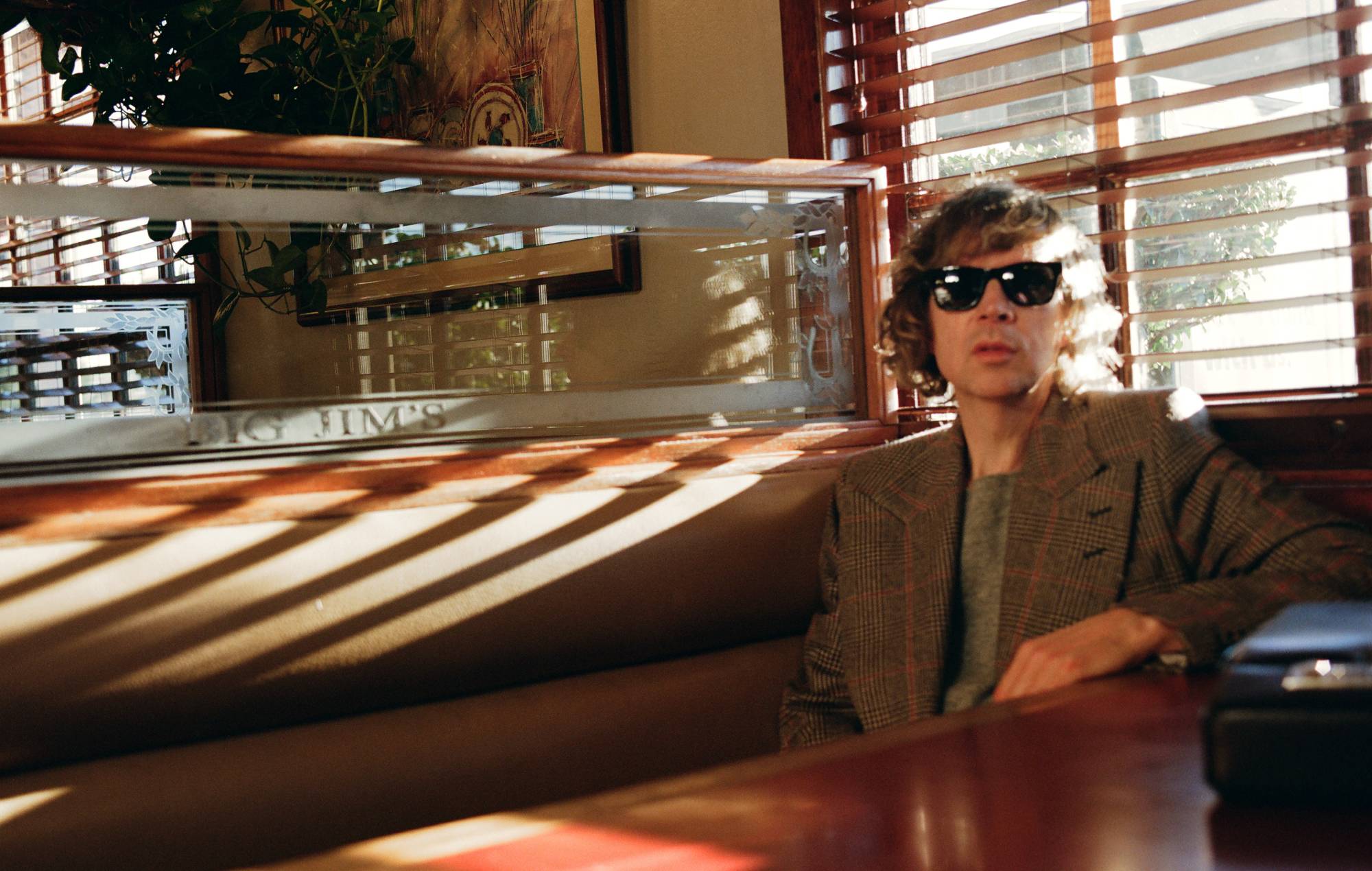 Beck revisits &#8216;Morning Phase&#8217; and &#8216;Sea Change&#8217; on beautiful new single &#8216;Ride Lonesome&#8217; as he announces 2026 tour