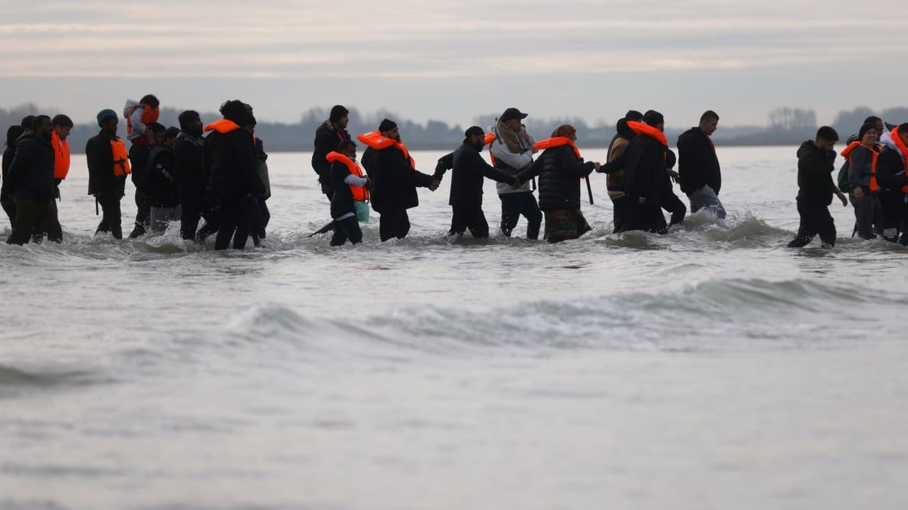 2 dead after boat runs aground in France in failed crossing to UK