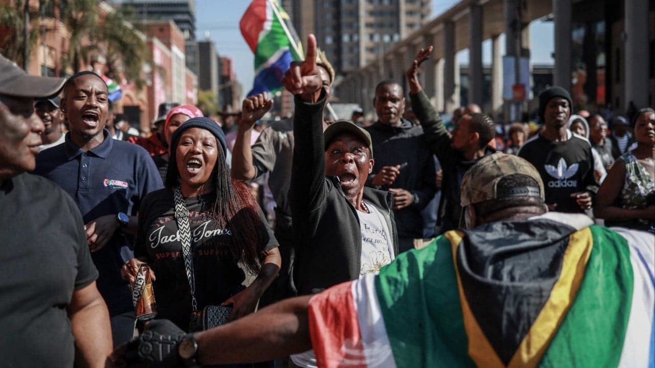 South Africa anti-migrant demos draw thousands, plus huge police presence
