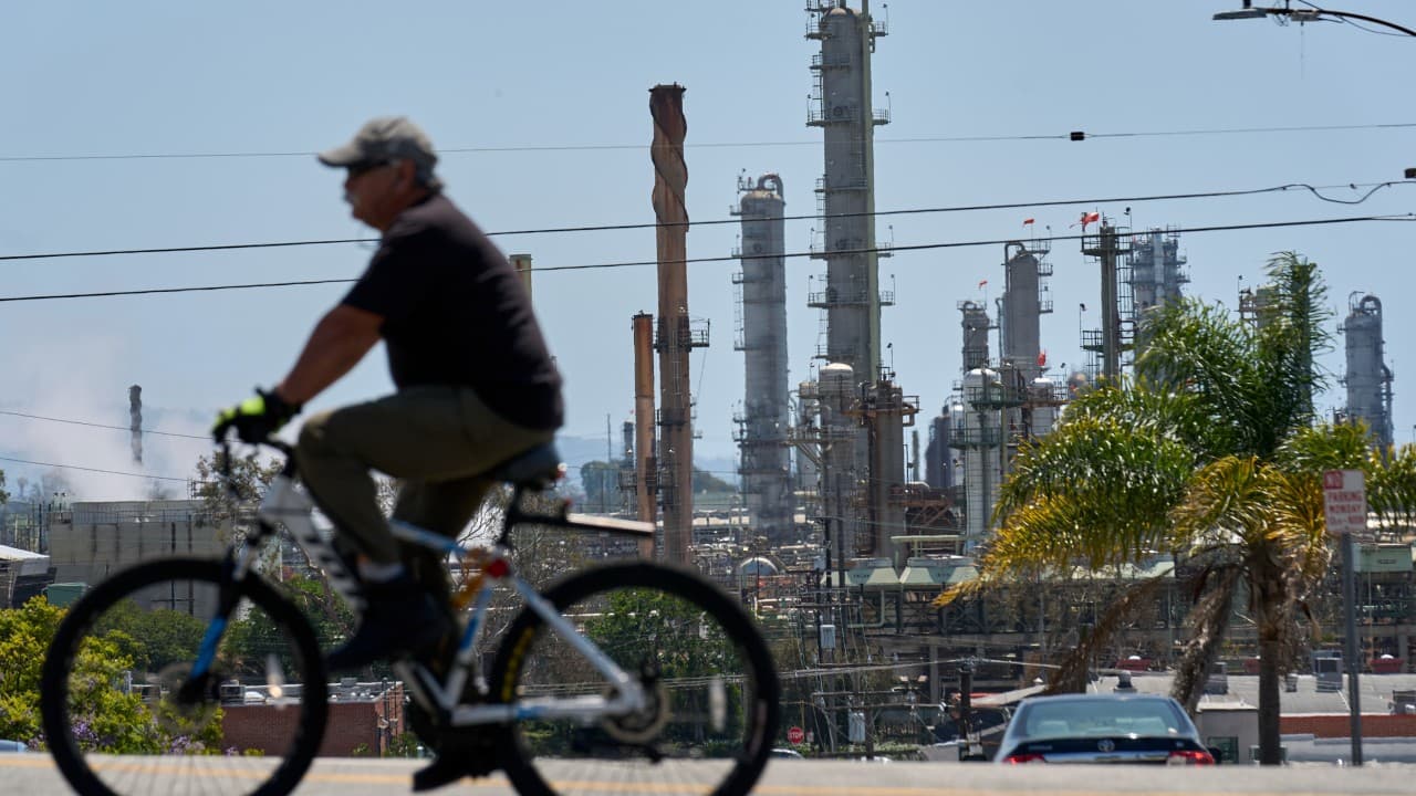 Trump puts pressure on squeezed US oil refiners to ease pump prices