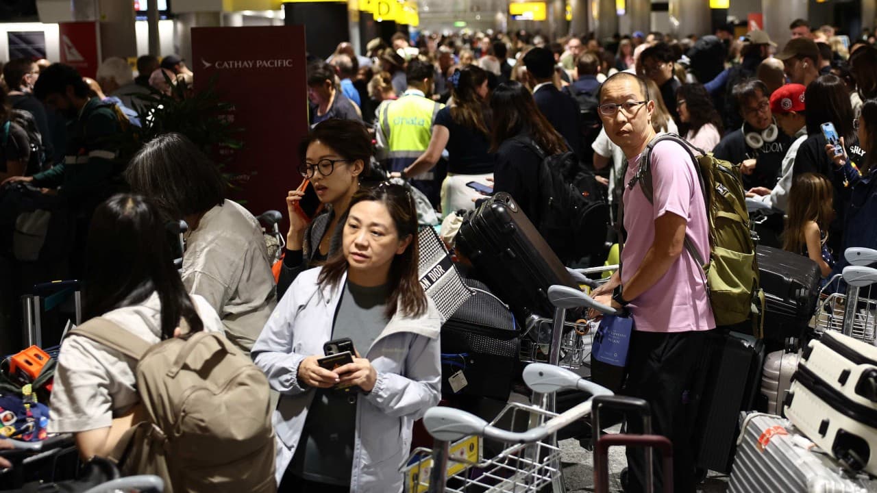 Travellers in UK face more chaos after air traffic glitch