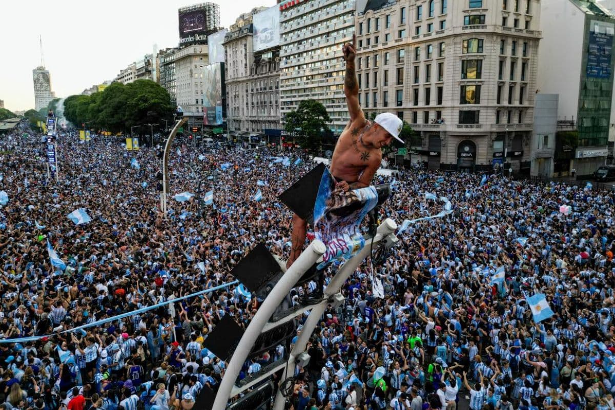 VIDEO: USA Police Went to Control Wild Argentinian Crowd but Forgets Duty in Viral Scenes