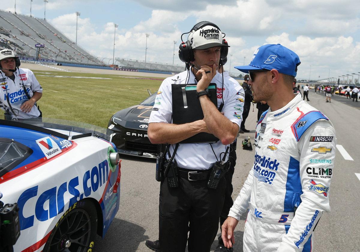 “I Chuckle Every Time We Crown a Champion”- HMS Crew Chief Rebuffs Title Panic Lauding Kyle Larson’s Phoenix Composure