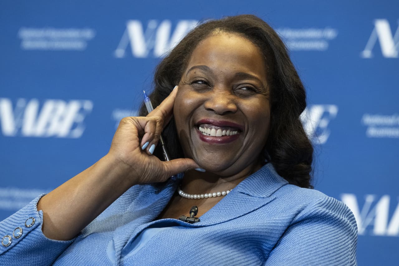Fed’s Lisa Cook can stay on at central bank while challenging Trump’s attempt to fire her, Supreme Court rules
