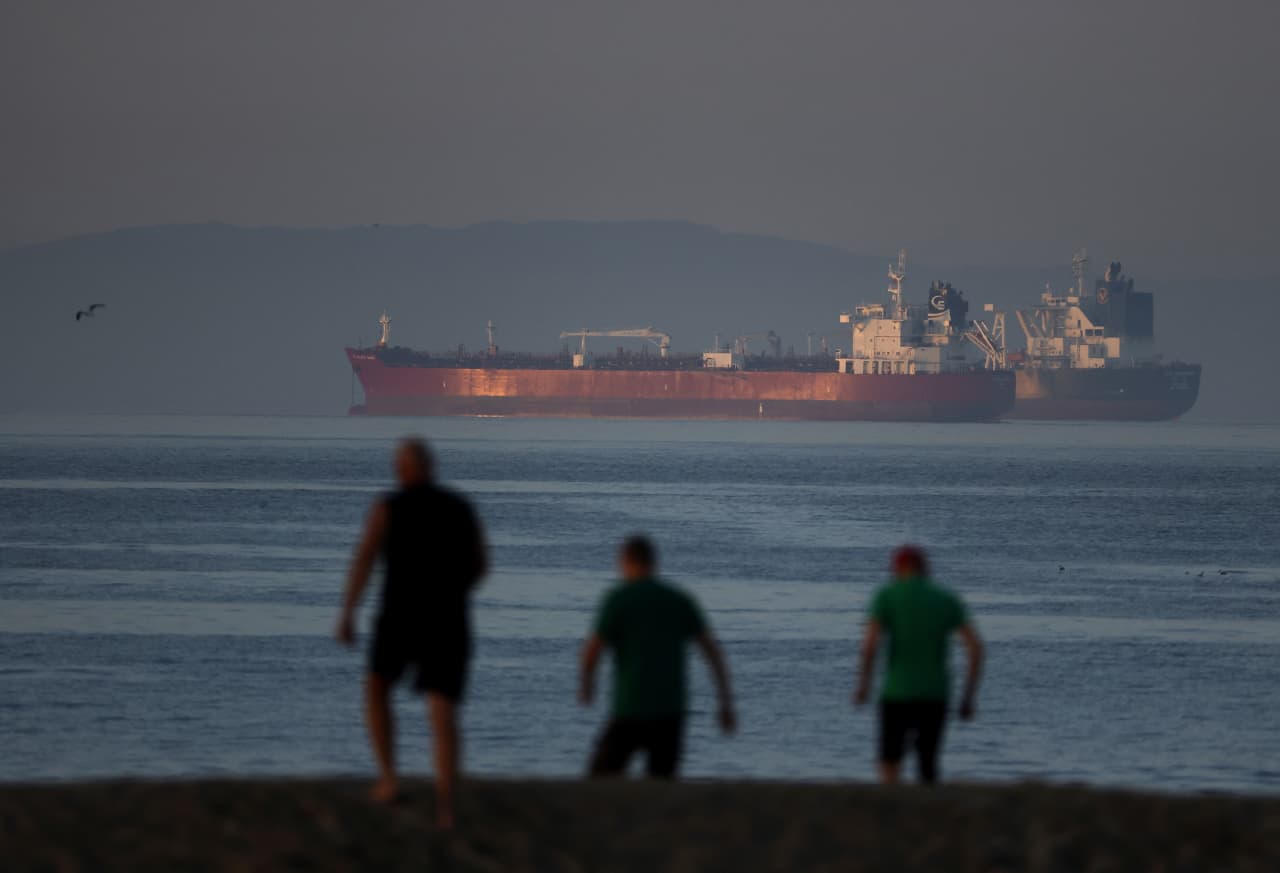 Oil futures fall further below $100 on hopes of peace deal