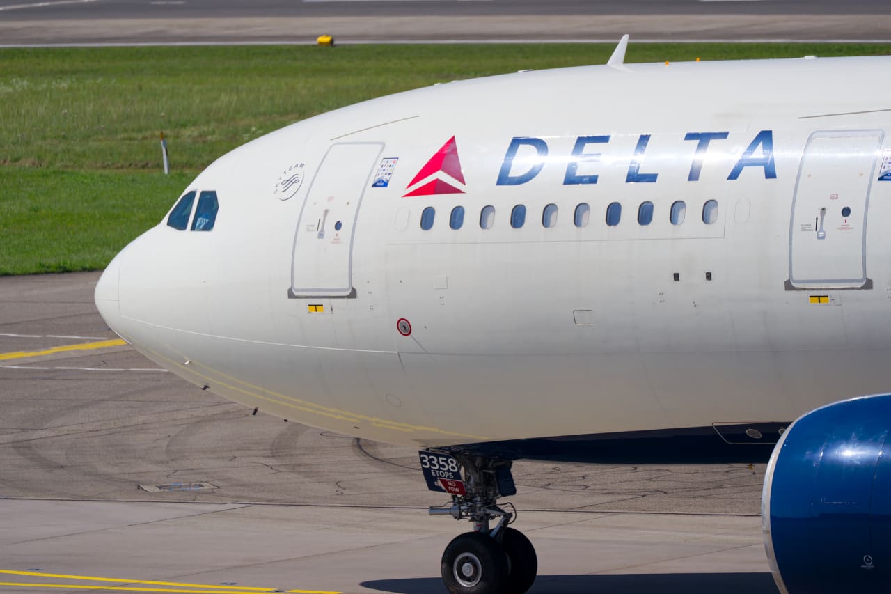Delta absorbs highest fuel costs in its history, but also books record revenue