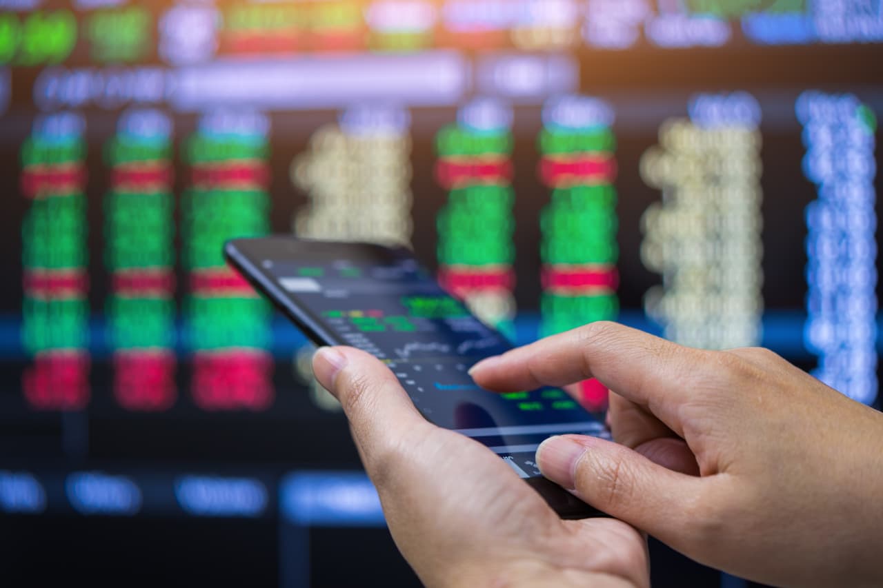 Retail investors think tech stocks are overvalued. They’re buying anyway — here’s why.