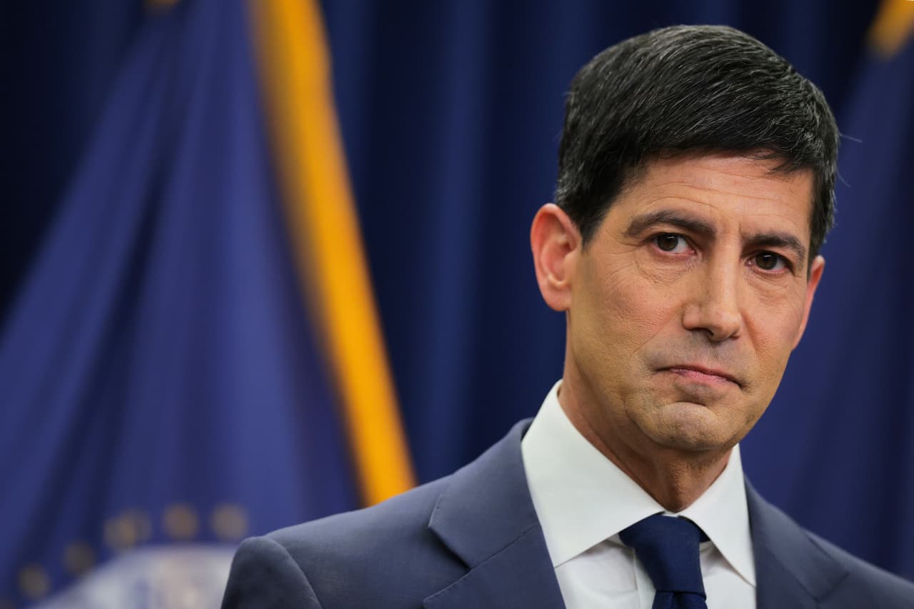 Warsh tells Wall Street to stop looking to the Fed for clues on interest rates — and start watching the economic data