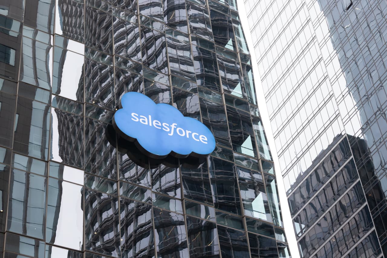 Salesforce’s stock extends record losing streak. Can the company disrupt itself?