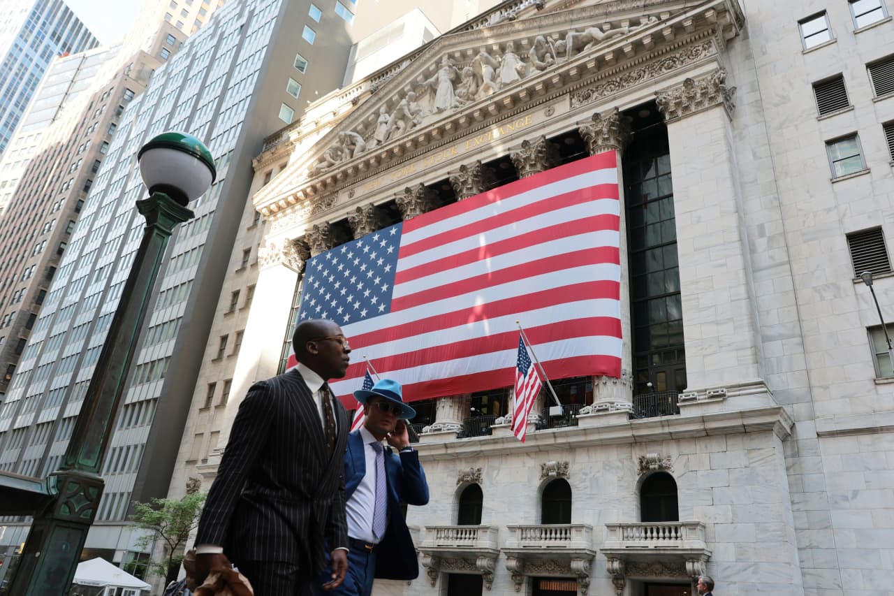 Oil rises, U.S. stock futures dip as Wall Street looks to extend its winning streak