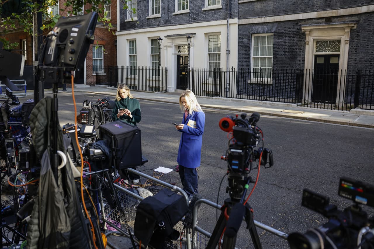 With Keir Starmer premiership on the brink, British government debt, currency and stocks fall