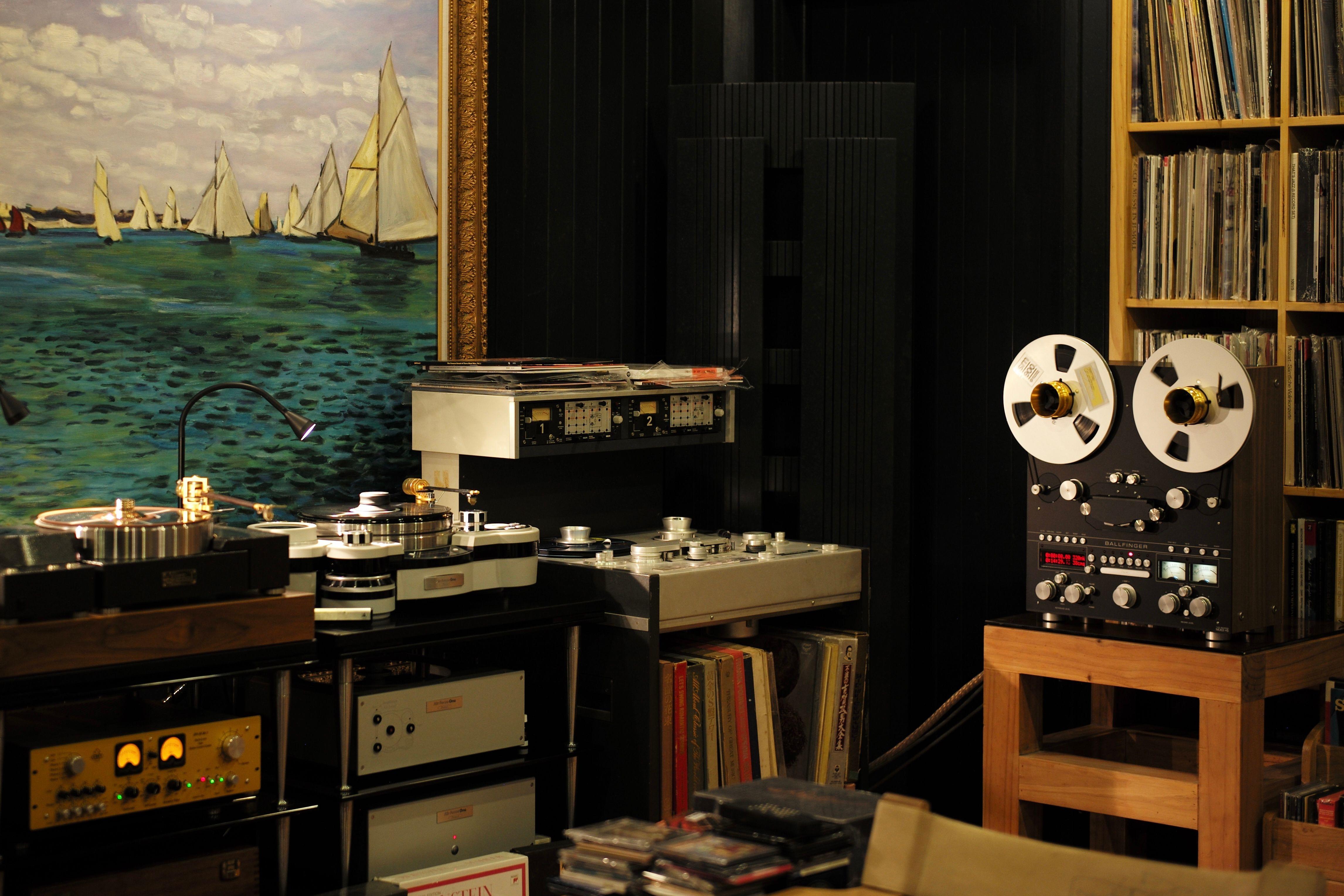 Cozy room with vintage audio equipment and maritime painting, ideal for music enthusiasts.
