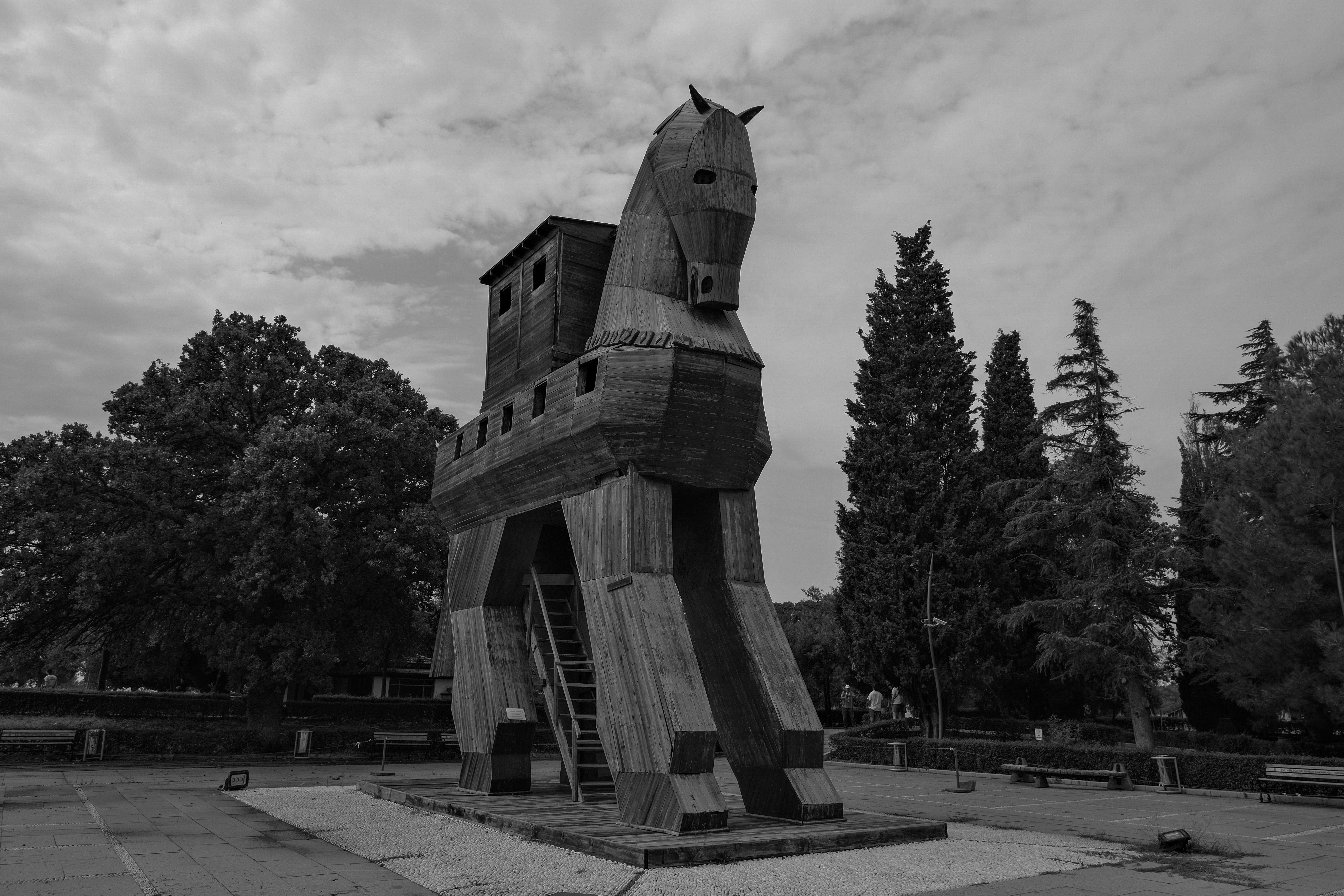 Black and white image of the famous Trojan Horse replica in Çanakkale, Türkiye.