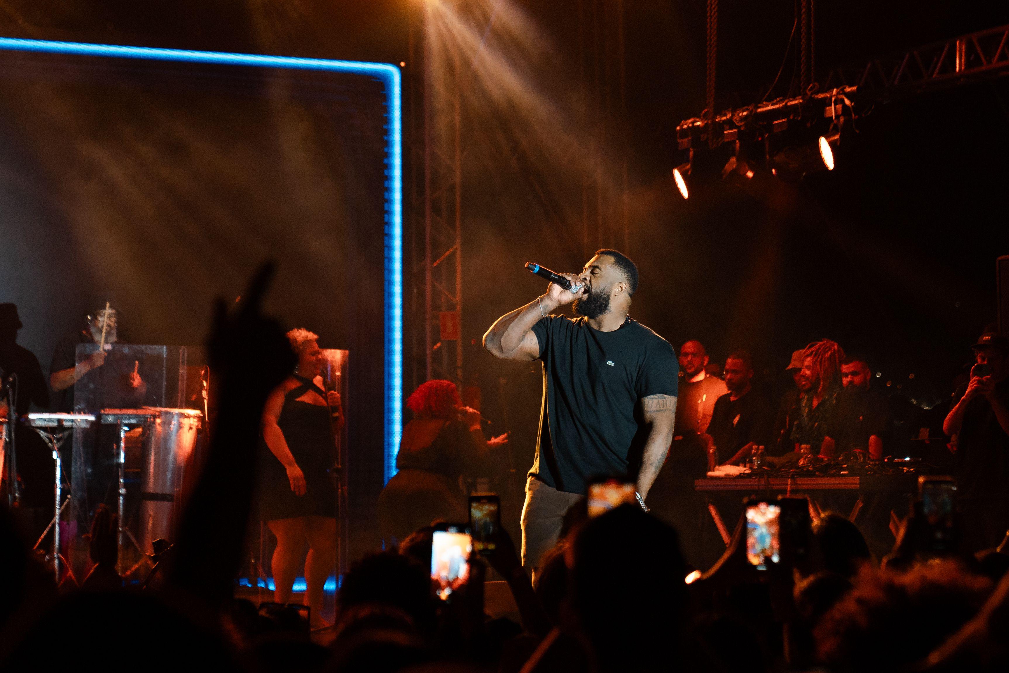 Energetic live performance with vibrant lighting in Goiânia, capturing the essence of nightlife.