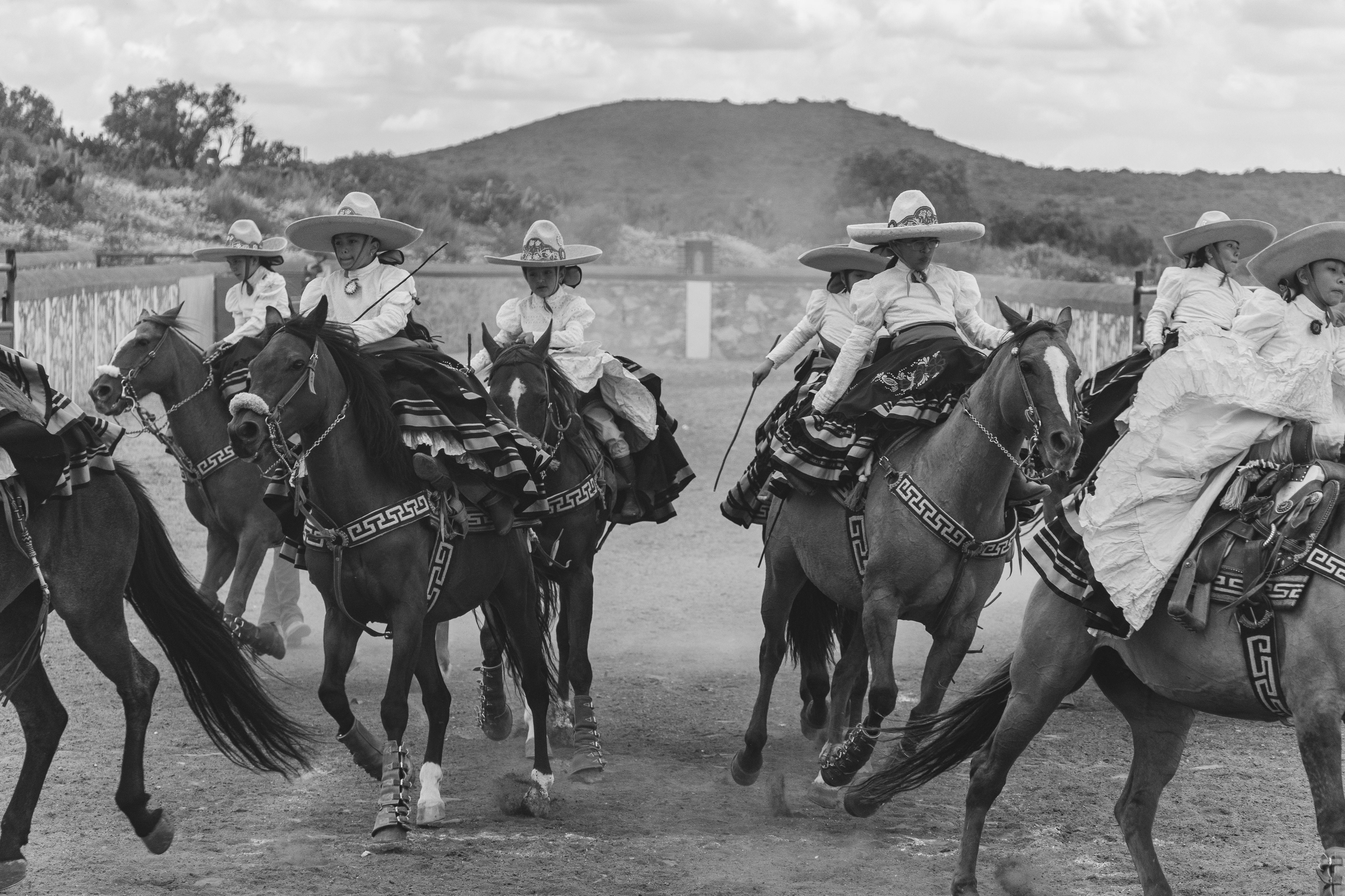 Black and white photo of a traditional Mexican charro rodeo in San Juan Tizahuapan.