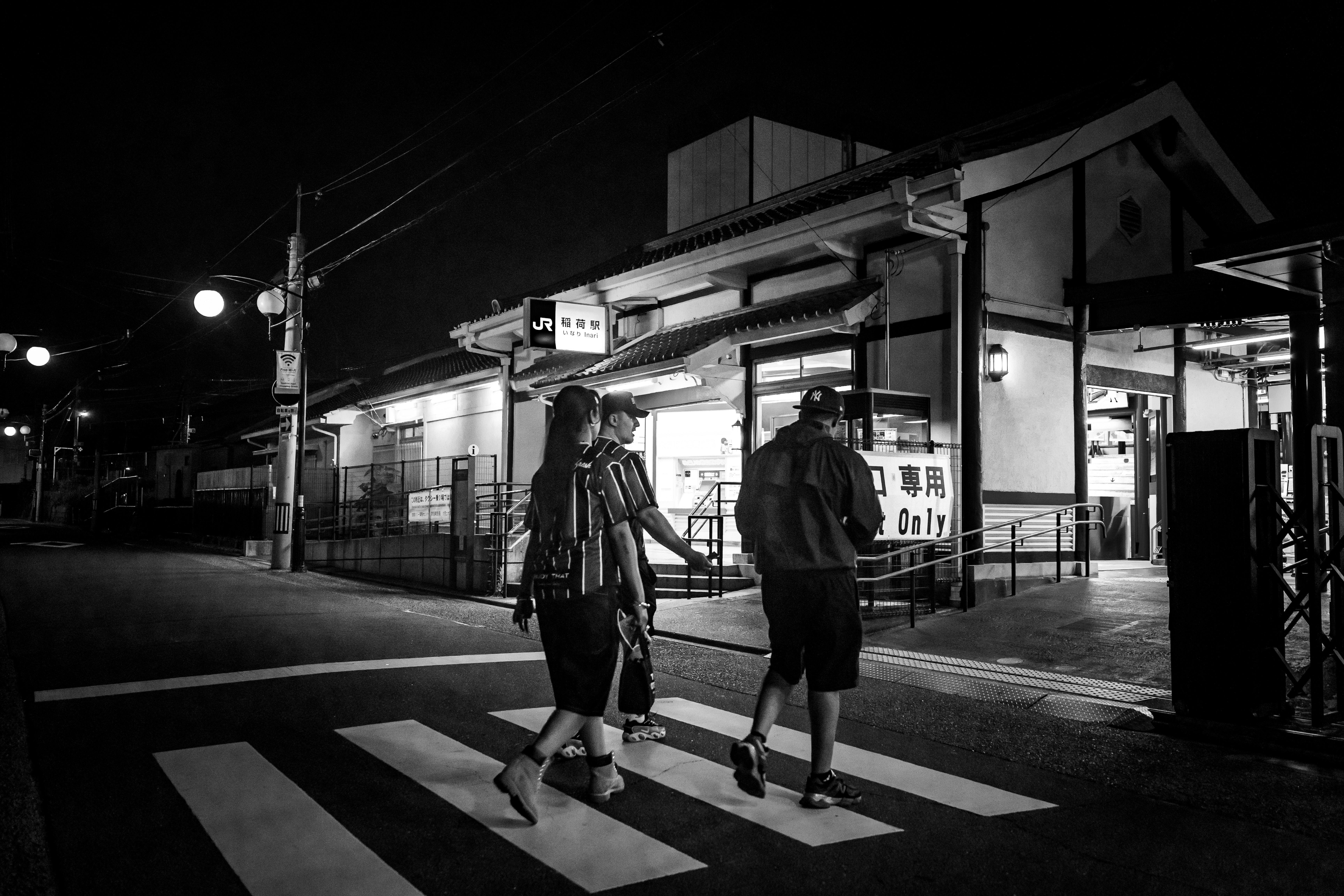 Capture of a traditional Japanese street in Kyoto at night, highlighting cultural architecture.