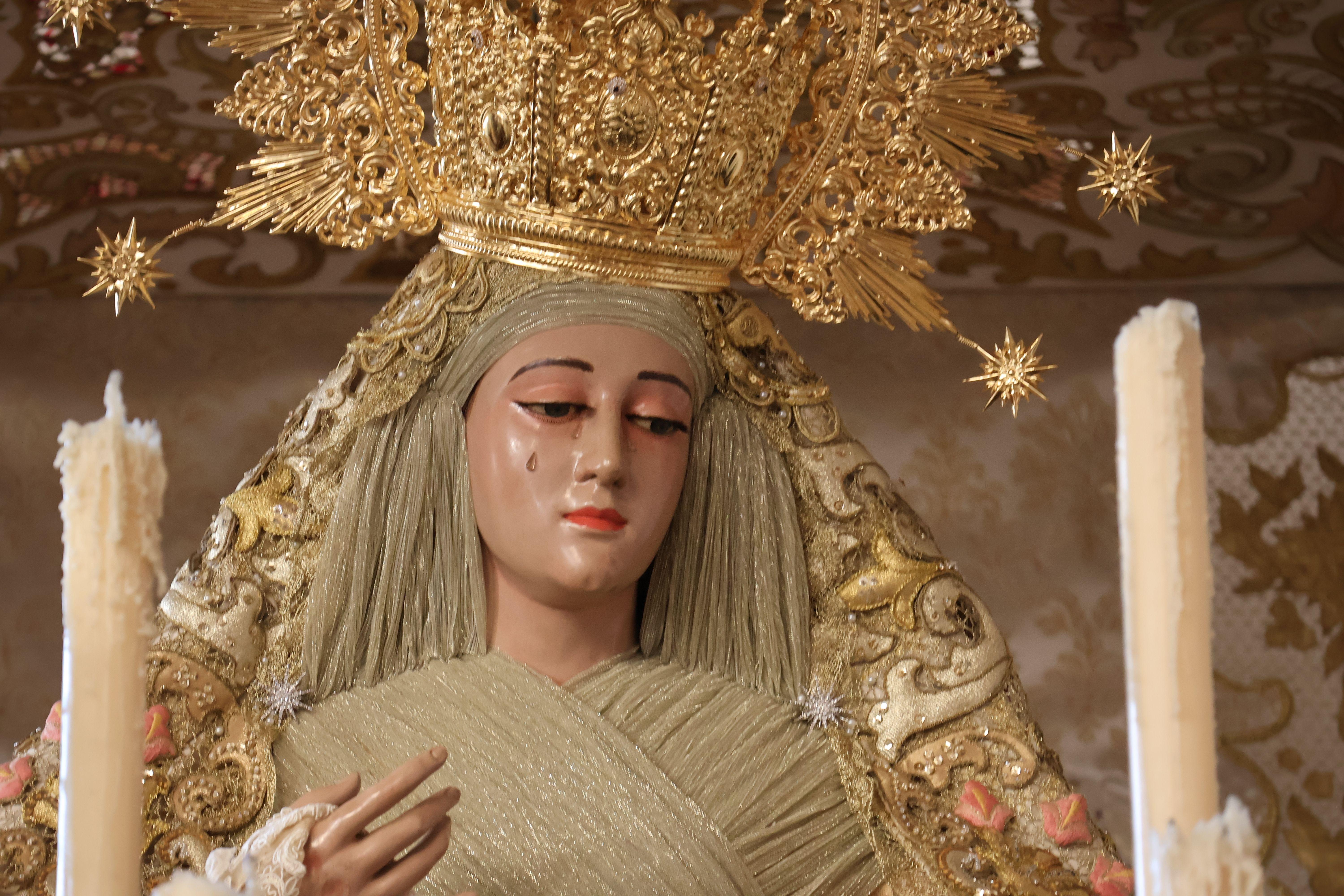 Elegant depiction of a religious statue adorned with gold during Semana Santa in El Puerto de Santa María.