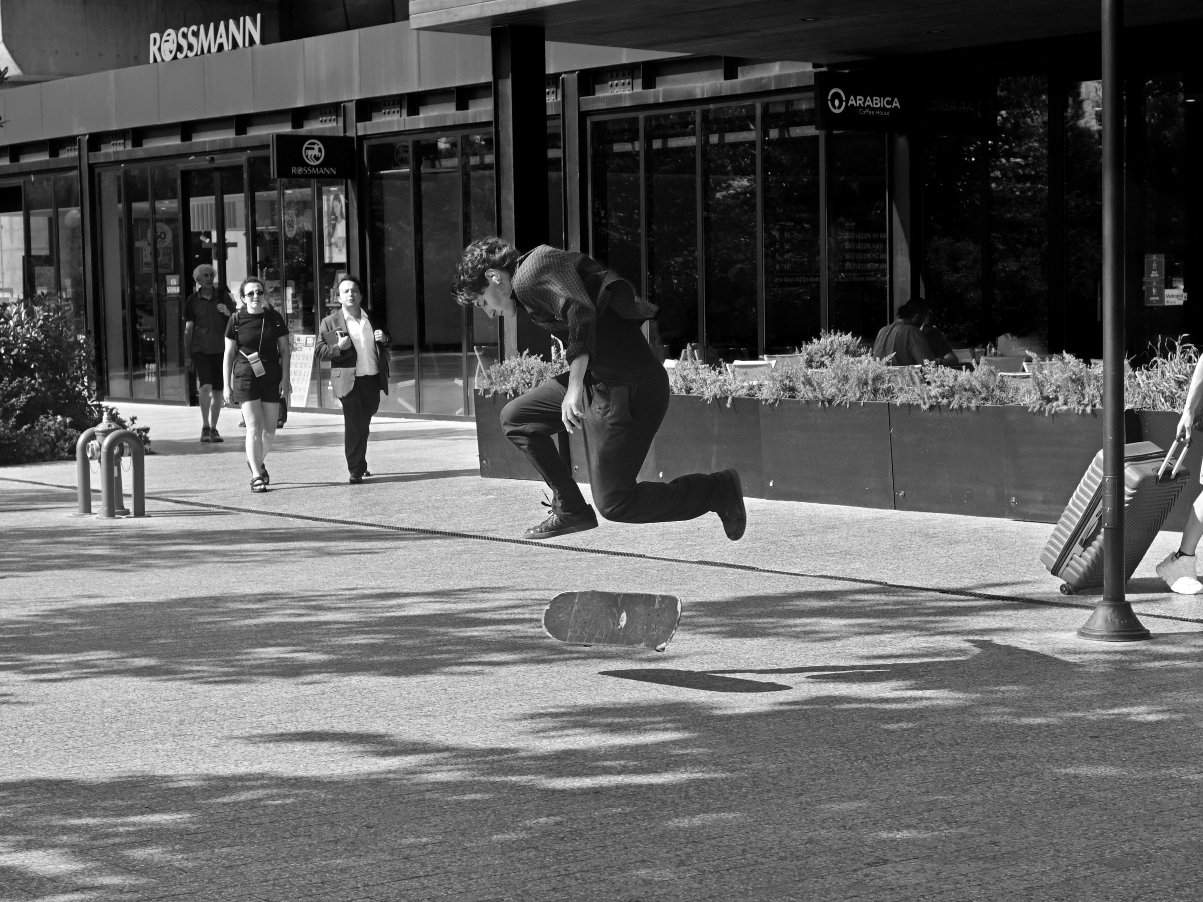 Dynamic black and white capture of a skateboarder performing tricks in İstanbul, Türkiye.
