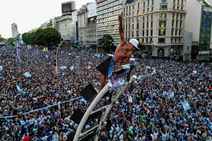 VIDEO: USA Police Went to Control Wild Argentinian Crowd but Forgets Duty in Viral Scenes