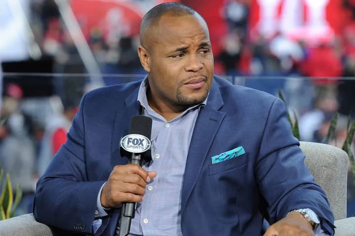 “Stop the Fight”: Daniel Cormier, UFC Vegas 120 Viewers Slam Corner and Referee for Ignoring Fighter’s Safety