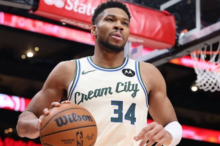 “They Gave Thanasis and Alex a Deal”: Ex-NBA Star Calls Out Giannis Antetokounmpo Over Bucks Investigation