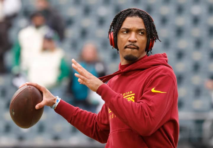 “RIP”: Commanders QB Jayden Daniels’ Mom Mourns Death of a Close Family Member