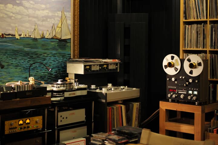 Cozy room with vintage audio equipment and maritime painting, ideal for music enthusiasts.