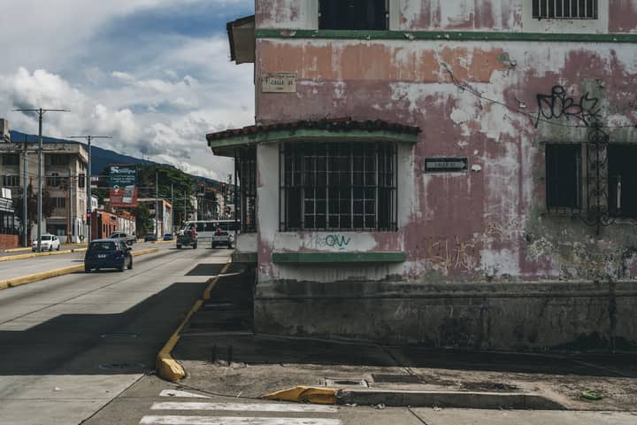 Explore the intriguing urban decay of an old house in Mérida, Venezuela, capturing the essence of forgotten structures.