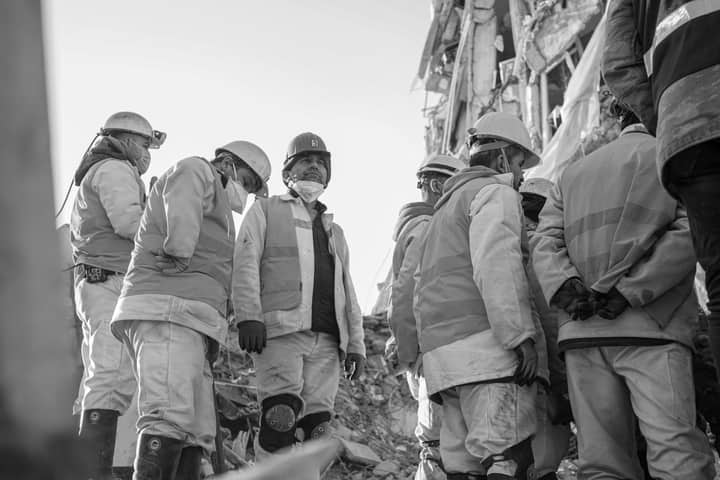Rescue workers at earthquake site in Kahramanmaras, Turkey, wearing protective gear.