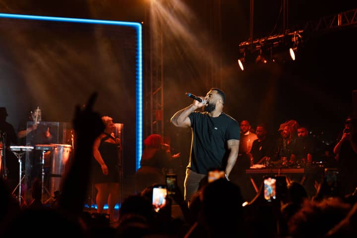 Energetic live performance with vibrant lighting in Goiânia, capturing the essence of nightlife.