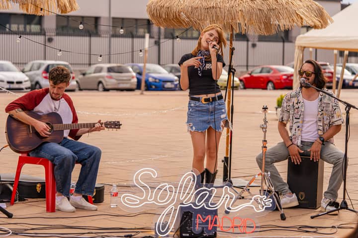 Live acoustic performance featuring musicians on guitar, cajon, and vocals at Sofar Madrid event.