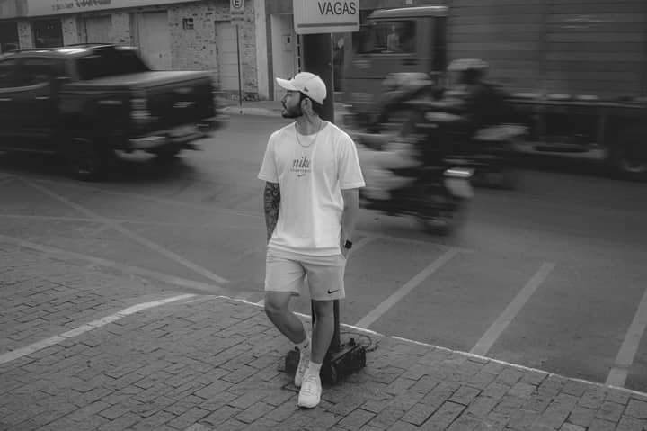 Black and white photo of a man waiting on a city street in Barreiras, Brazil.