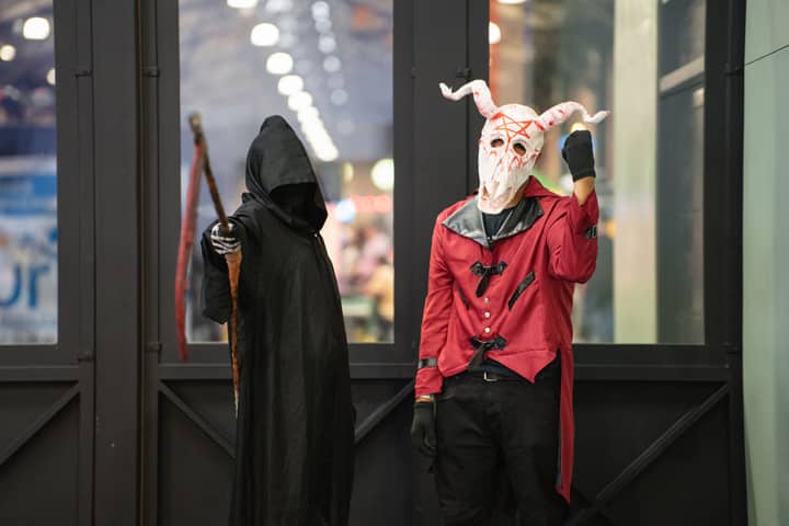 Two cosplayers in detailed costumes at an anime event in San José, Costa Rica.