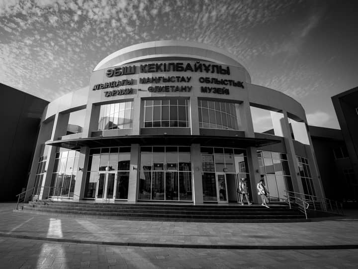 Black and white photo of the Aktau Historical Museum in Kazakhstan, showcasing modern architecture.