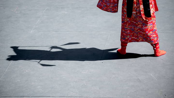 Artistic shadow of a Japanese performer in Buenos Aires, showcasing traditional attire and movement.