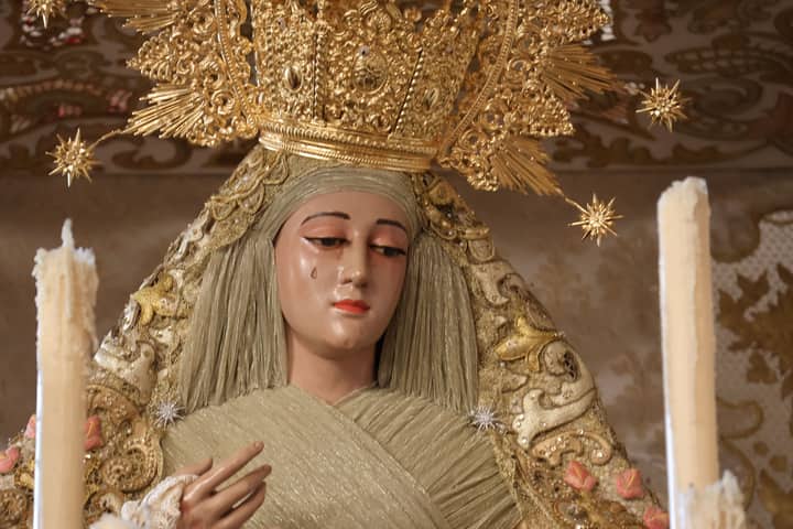 Elegant depiction of a religious statue adorned with gold during Semana Santa in El Puerto de Santa María.