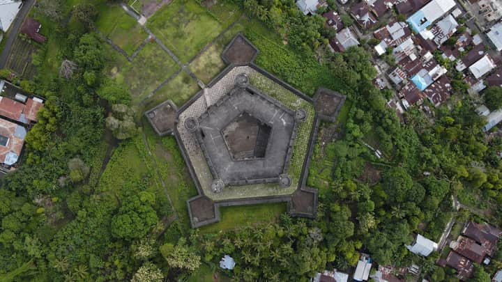A striking aerial view of Fort Belgica, showcasing its geometric design amidst green surroundings.